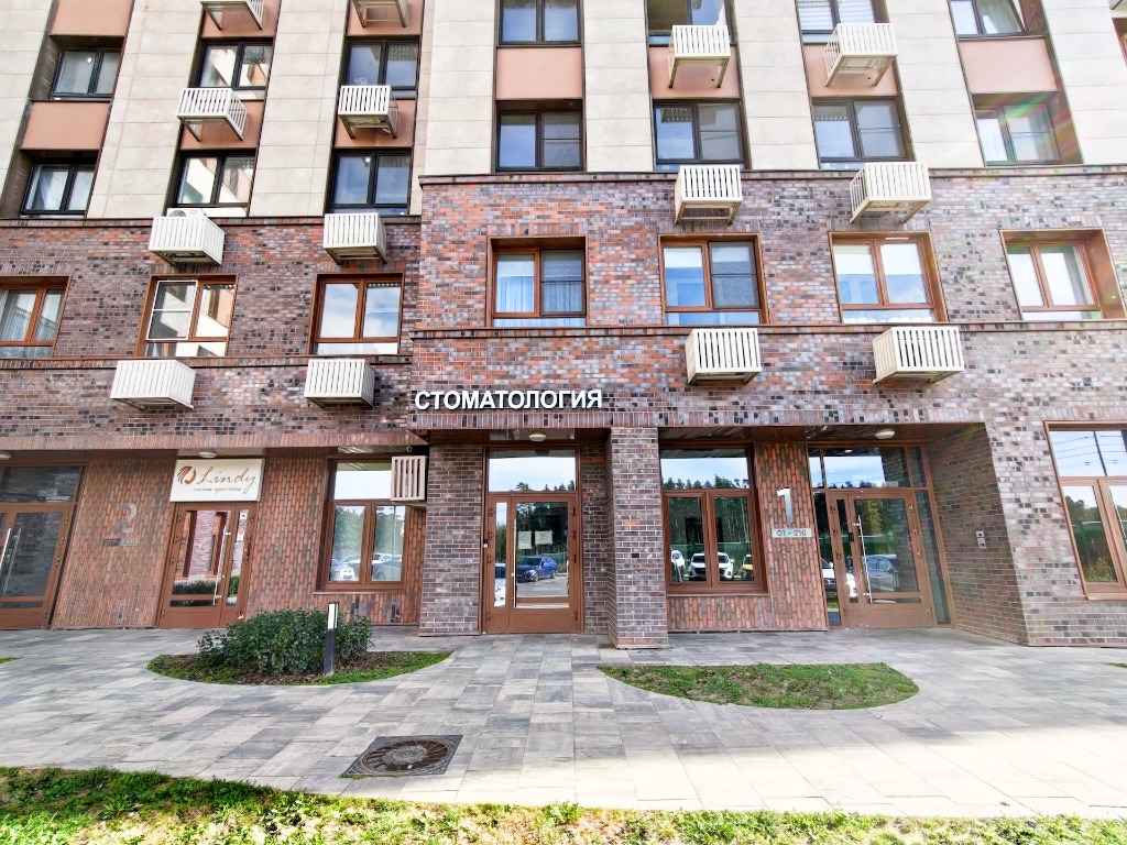 Вход в кабинет КТ-диагностики МЕДФОРМАТ и бесплатная парковка, вывеска Стоматология